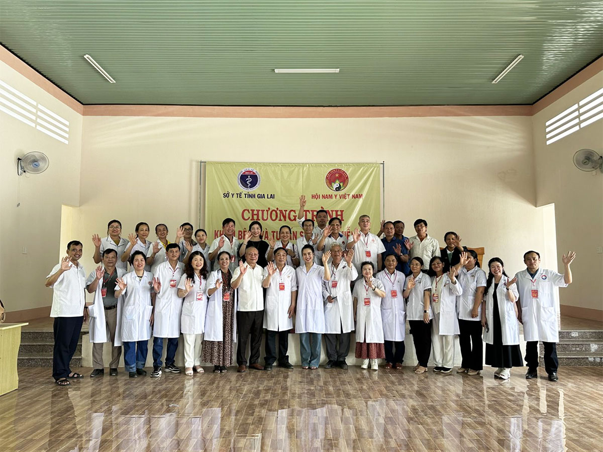 The Vietnam Traditional Medicine Association provided free medical examinations and medication to 250 people in Gia Lai